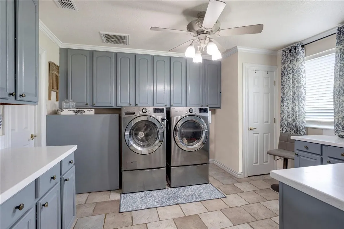 Single Family Residence For Sale in Henderson County , 6130 Peninsula Circle, Athens, Texas 75752, 4 Bedroom, 3 Bathroom, 4 Garage spaces, 3,994 Sqft, built in 2003, Preowned, mls#21235880, Real Estate Agent in Athens, Homes For Sale in Henderson county, Homes For Sale in Athens, Realtor in Athens Texas, Real Estate Brokerage Independent Realty Texas, Luminita Cordes Realtor