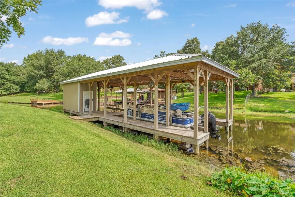 Single Family Residence For Sale in Henderson County , 6130 Peninsula Circle, Athens, Texas 75752, 4 Bedroom, 3 Bathroom, 4 Garage spaces, 3,994 Sqft, built in 2003, Preowned, mls#21235880, Real Estate Agent in Athens, Homes For Sale in Henderson county, Homes For Sale in Athens, Realtor in Athens Texas, Real Estate Brokerage Independent Realty Texas, Luminita Cordes Realtor