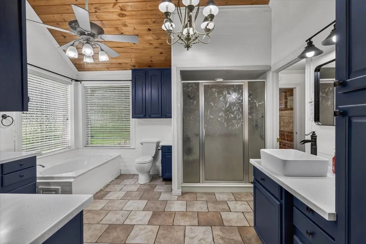Single Family Residence For Sale in Henderson County , 6130 Peninsula Circle, Athens, Texas 75752, 4 Bedroom, 3 Bathroom, 4 Garage spaces, 3,994 Sqft, built in 2003, Preowned, mls#21235880, Real Estate Agent in Athens, Homes For Sale in Henderson county, Homes For Sale in Athens, Realtor in Athens Texas, Real Estate Brokerage Independent Realty Texas, Luminita Cordes Realtor