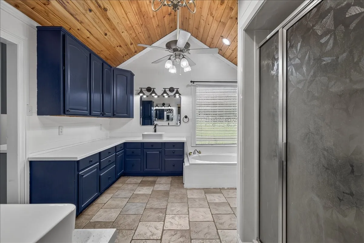 Single Family Residence For Sale in Henderson County , 6130 Peninsula Circle, Athens, Texas 75752, 4 Bedroom, 3 Bathroom, 4 Garage spaces, 3,994 Sqft, built in 2003, Preowned, mls#21235880, Real Estate Agent in Athens, Homes For Sale in Henderson county, Homes For Sale in Athens, Realtor in Athens Texas, Real Estate Brokerage Independent Realty Texas, Luminita Cordes Realtor