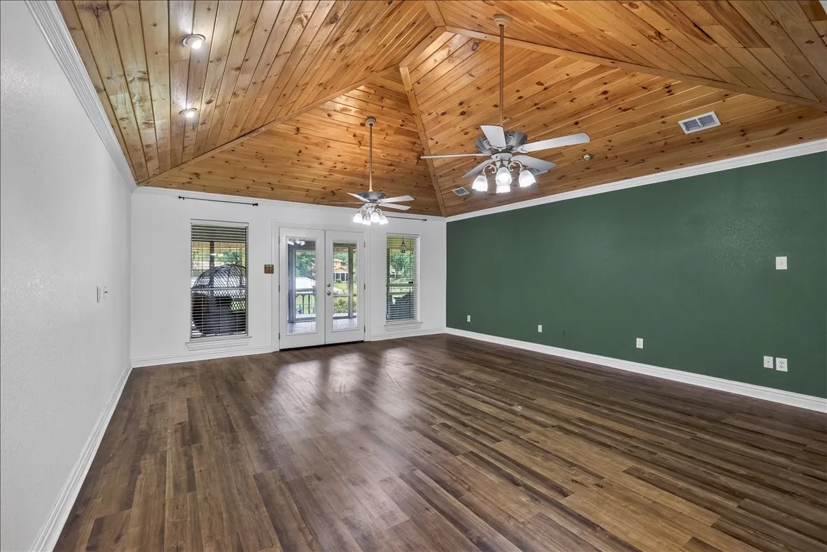 Single Family Residence For Sale in Henderson County , 6130 Peninsula Circle, Athens, Texas 75752, 4 Bedroom, 3 Bathroom, 4 Garage spaces, 3,994 Sqft, built in 2003, Preowned, mls#21235880, Real Estate Agent in Athens, Homes For Sale in Henderson county, Homes For Sale in Athens, Realtor in Athens Texas, Real Estate Brokerage Independent Realty Texas, Luminita Cordes Realtor