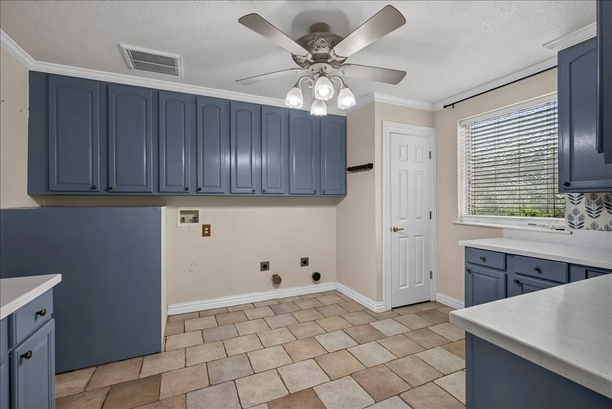 Single Family Residence For Sale in Henderson County , 6130 Peninsula Circle, Athens, Texas 75752, 4 Bedroom, 3 Bathroom, 4 Garage spaces, 3,994 Sqft, built in 2003, Preowned, mls#21235880, Real Estate Agent in Athens, Homes For Sale in Henderson county, Homes For Sale in Athens, Realtor in Athens Texas, Real Estate Brokerage Independent Realty Texas, Luminita Cordes Realtor