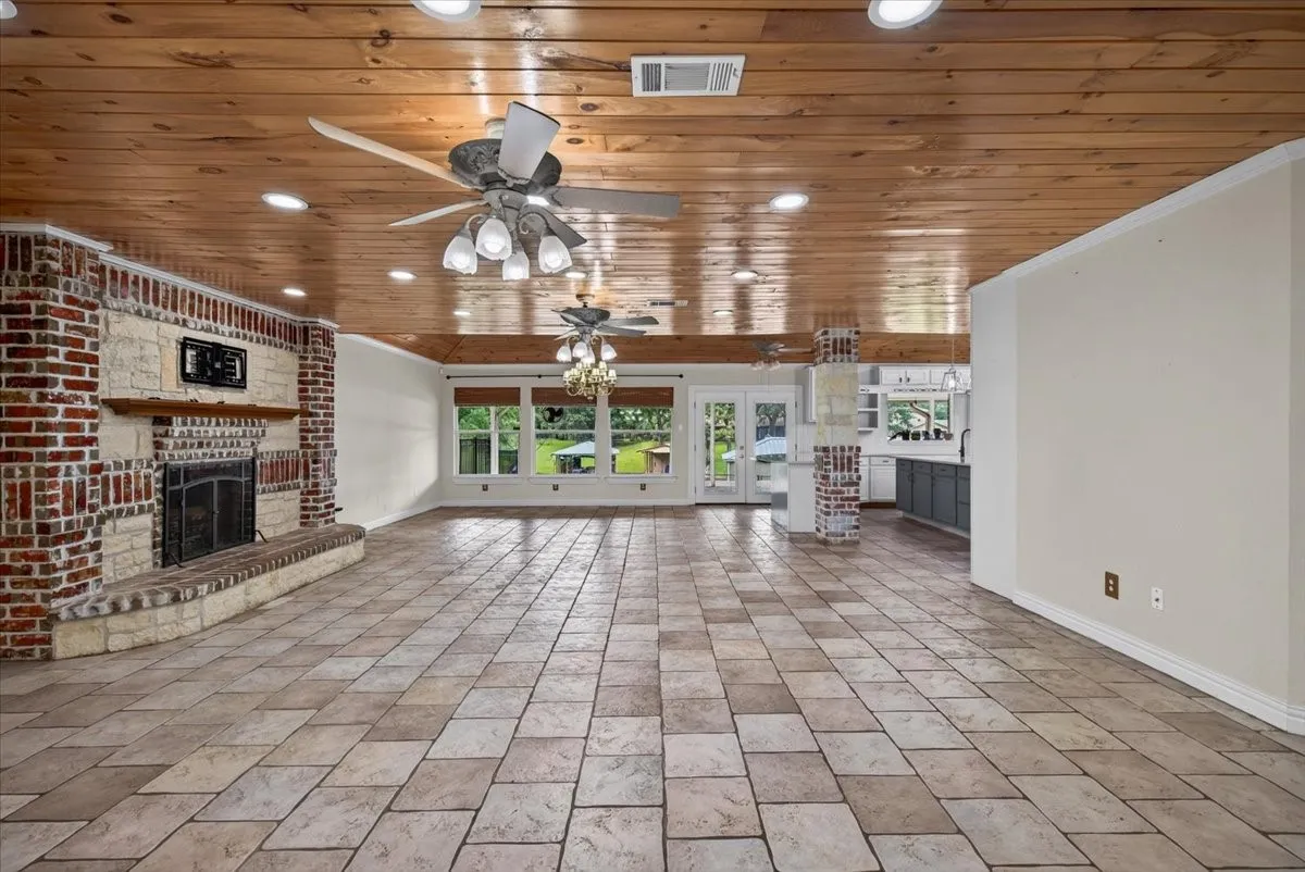 Single Family Residence For Sale in Henderson County , 6130 Peninsula Circle, Athens, Texas 75752, 4 Bedroom, 3 Bathroom, 4 Garage spaces, 3,994 Sqft, built in 2003, Preowned, mls#21235880, Real Estate Agent in Athens, Homes For Sale in Henderson county, Homes For Sale in Athens, Realtor in Athens Texas, Real Estate Brokerage Independent Realty Texas, Luminita Cordes Realtor