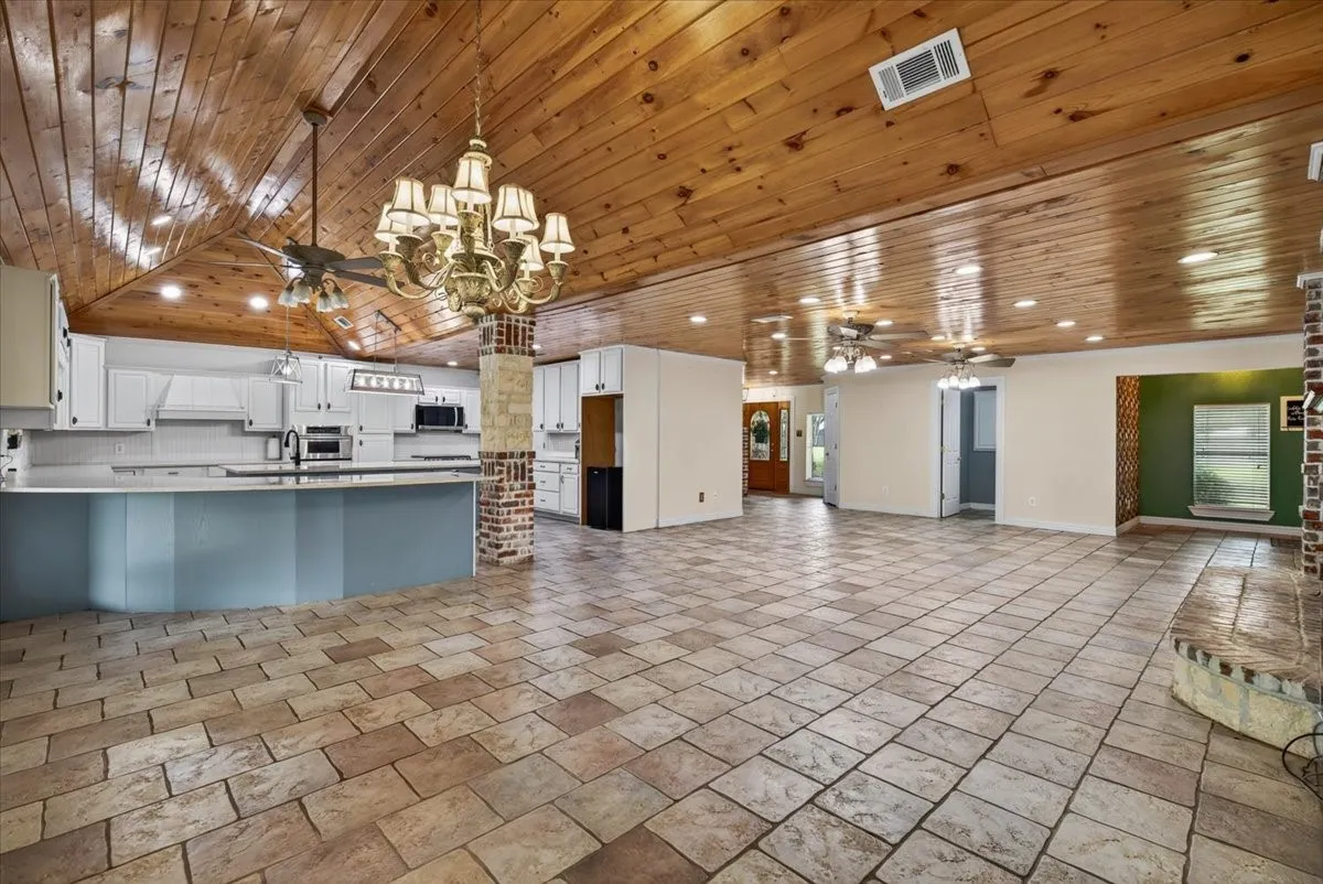 Single Family Residence For Sale in Henderson County , 6130 Peninsula Circle, Athens, Texas 75752, 4 Bedroom, 3 Bathroom, 4 Garage spaces, 3,994 Sqft, built in 2003, Preowned, mls#21235880, Real Estate Agent in Athens, Homes For Sale in Henderson county, Homes For Sale in Athens, Realtor in Athens Texas, Real Estate Brokerage Independent Realty Texas, Luminita Cordes Realtor