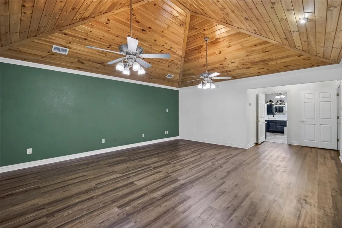 Single Family Residence For Sale in Henderson County , 6130 Peninsula Circle, Athens, Texas 75752, 4 Bedroom, 3 Bathroom, 4 Garage spaces, 3,994 Sqft, built in 2003, Preowned, mls#21235880, Real Estate Agent in Athens, Homes For Sale in Henderson county, Homes For Sale in Athens, Realtor in Athens Texas, Real Estate Brokerage Independent Realty Texas, Luminita Cordes Realtor