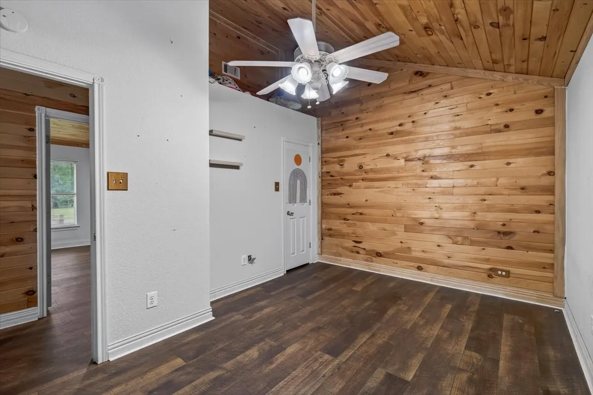 Single Family Residence For Sale in Henderson County , 6130 Peninsula Circle, Athens, Texas 75752, 4 Bedroom, 3 Bathroom, 4 Garage spaces, 3,994 Sqft, built in 2003, Preowned, mls#21235880, Real Estate Agent in Athens, Homes For Sale in Henderson county, Homes For Sale in Athens, Realtor in Athens Texas, Real Estate Brokerage Independent Realty Texas, Luminita Cordes Realtor