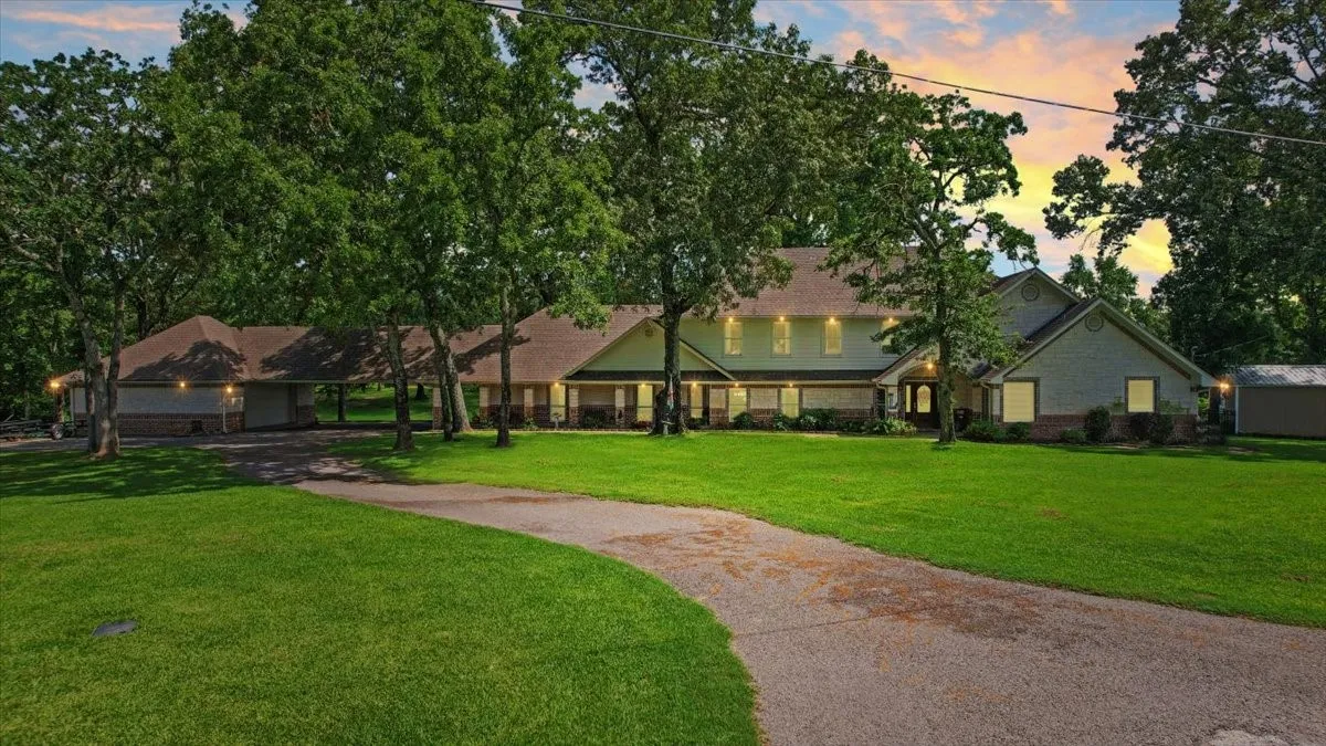 Single Family Residence For Sale in Henderson County , 6130 Peninsula Circle, Athens, Texas 75752, 4 Bedroom, 3 Bathroom, 4 Garage spaces, 3,994 Sqft, built in 2003, Preowned, mls#21235880, Real Estate Agent in Athens, Homes For Sale in Henderson county, Homes For Sale in Athens, Realtor in Athens Texas, Real Estate Brokerage Independent Realty Texas, Luminita Cordes Realtor