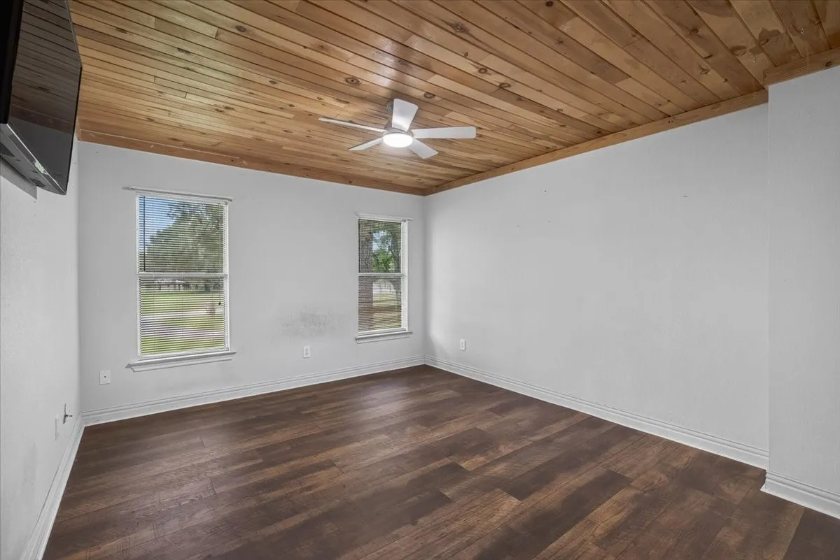 Single Family Residence For Sale in Henderson County , 6130 Peninsula Circle, Athens, Texas 75752, 4 Bedroom, 3 Bathroom, 4 Garage spaces, 3,994 Sqft, built in 2003, Preowned, mls#21235880, Real Estate Agent in Athens, Homes For Sale in Henderson county, Homes For Sale in Athens, Realtor in Athens Texas, Real Estate Brokerage Independent Realty Texas, Luminita Cordes Realtor