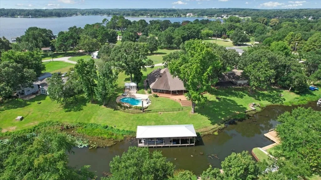 Single Family Residence For Sale in Henderson County , 6130 Peninsula Circle, Athens, Texas 75752, 4 Bedroom, 3 Bathroom, 4 Garage spaces, 3,994 Sqft, built in 2003, Preowned, mls#21235880, Real Estate Agent in Athens, Homes For Sale in Henderson county, Homes For Sale in Athens, Realtor in Athens Texas, Real Estate Brokerage Independent Realty Texas, Luminita Cordes Realtor