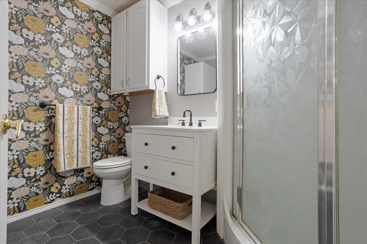 Single Family Residence For Sale in Henderson County , 6130 Peninsula Circle, Athens, Texas 75752, 4 Bedroom, 3 Bathroom, 4 Garage spaces, 3,994 Sqft, built in 2003, Preowned, mls#21235880, Real Estate Agent in Athens, Homes For Sale in Henderson county, Homes For Sale in Athens, Realtor in Athens Texas, Real Estate Brokerage Independent Realty Texas, Luminita Cordes Realtor