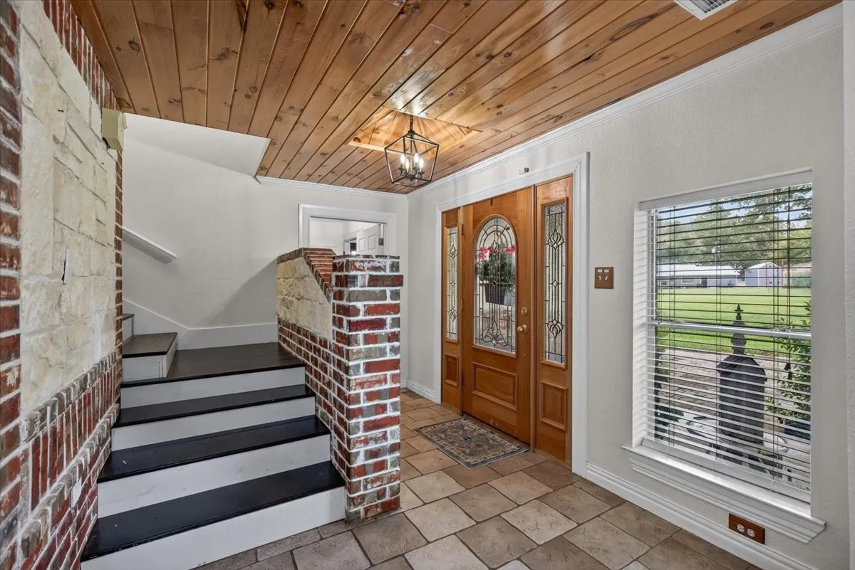 Single Family Residence For Sale in Henderson County , 6130 Peninsula Circle, Athens, Texas 75752, 4 Bedroom, 3 Bathroom, 4 Garage spaces, 3,994 Sqft, built in 2003, Preowned, mls#21235880, Real Estate Agent in Athens, Homes For Sale in Henderson county, Homes For Sale in Athens, Realtor in Athens Texas, Real Estate Brokerage Independent Realty Texas, Luminita Cordes Realtor