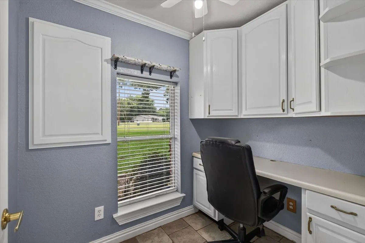 Single Family Residence For Sale in Henderson County , 6130 Peninsula Circle, Athens, Texas 75752, 4 Bedroom, 3 Bathroom, 4 Garage spaces, 3,994 Sqft, built in 2003, Preowned, mls#21235880, Real Estate Agent in Athens, Homes For Sale in Henderson county, Homes For Sale in Athens, Realtor in Athens Texas, Real Estate Brokerage Independent Realty Texas, Luminita Cordes Realtor