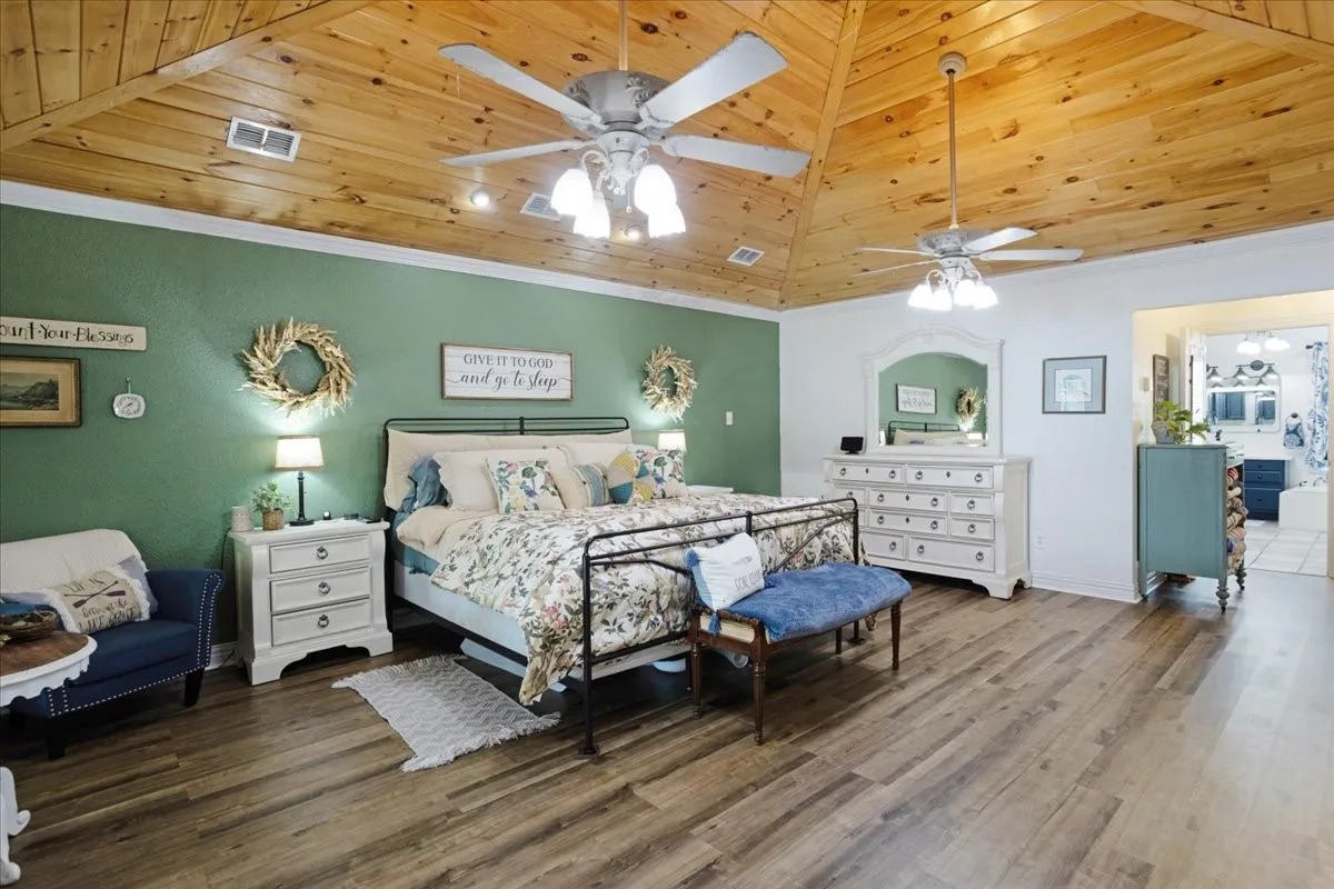 Single Family Residence For Sale in Henderson County , 6130 Peninsula Circle, Athens, Texas 75752, 4 Bedroom, 3 Bathroom, 4 Garage spaces, 3,994 Sqft, built in 2003, Preowned, mls#21235880, Real Estate Agent in Athens, Homes For Sale in Henderson county, Homes For Sale in Athens, Realtor in Athens Texas, Real Estate Brokerage Independent Realty Texas, Luminita Cordes Realtor