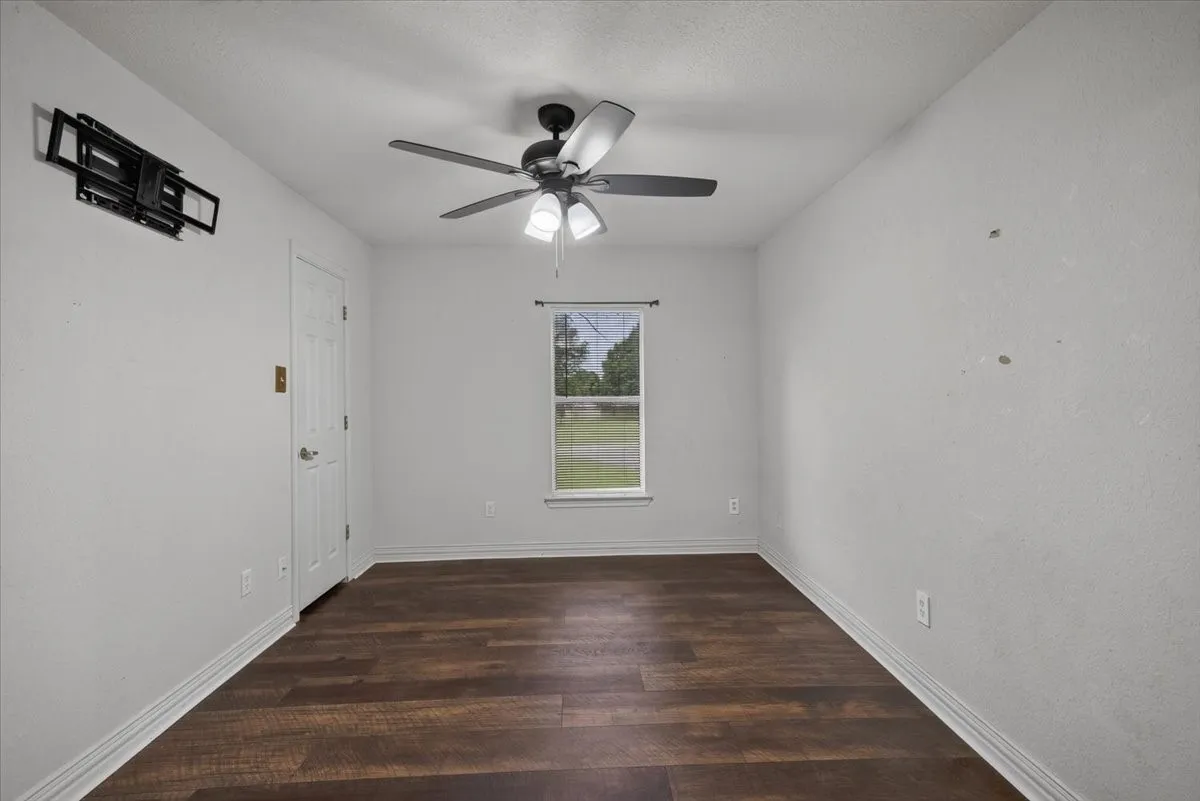 Single Family Residence For Sale in Henderson County , 6130 Peninsula Circle, Athens, Texas 75752, 4 Bedroom, 3 Bathroom, 4 Garage spaces, 3,994 Sqft, built in 2003, Preowned, mls#21235880, Real Estate Agent in Athens, Homes For Sale in Henderson county, Homes For Sale in Athens, Realtor in Athens Texas, Real Estate Brokerage Independent Realty Texas, Luminita Cordes Realtor