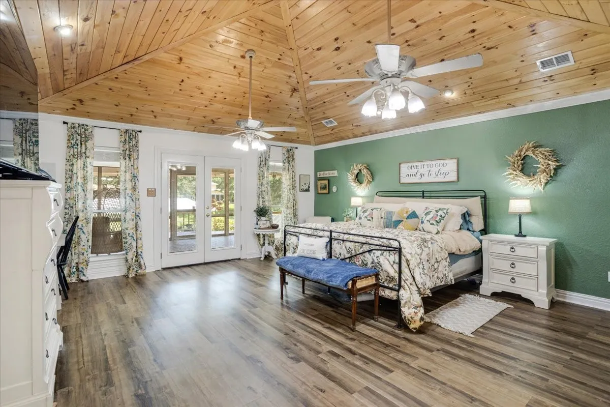 Single Family Residence For Sale in Henderson County , 6130 Peninsula Circle, Athens, Texas 75752, 4 Bedroom, 3 Bathroom, 4 Garage spaces, 3,994 Sqft, built in 2003, Preowned, mls#21235880, Real Estate Agent in Athens, Homes For Sale in Henderson county, Homes For Sale in Athens, Realtor in Athens Texas, Real Estate Brokerage Independent Realty Texas, Luminita Cordes Realtor