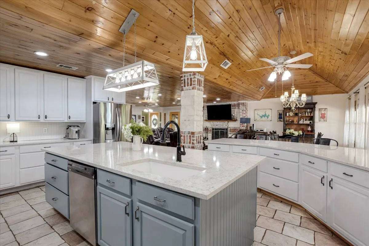 Single Family Residence For Sale in Henderson County , 6130 Peninsula Circle, Athens, Texas 75752, 4 Bedroom, 3 Bathroom, 4 Garage spaces, 3,994 Sqft, built in 2003, Preowned, mls#21235880, Real Estate Agent in Athens, Homes For Sale in Henderson county, Homes For Sale in Athens, Realtor in Athens Texas, Real Estate Brokerage Independent Realty Texas, Luminita Cordes Realtor