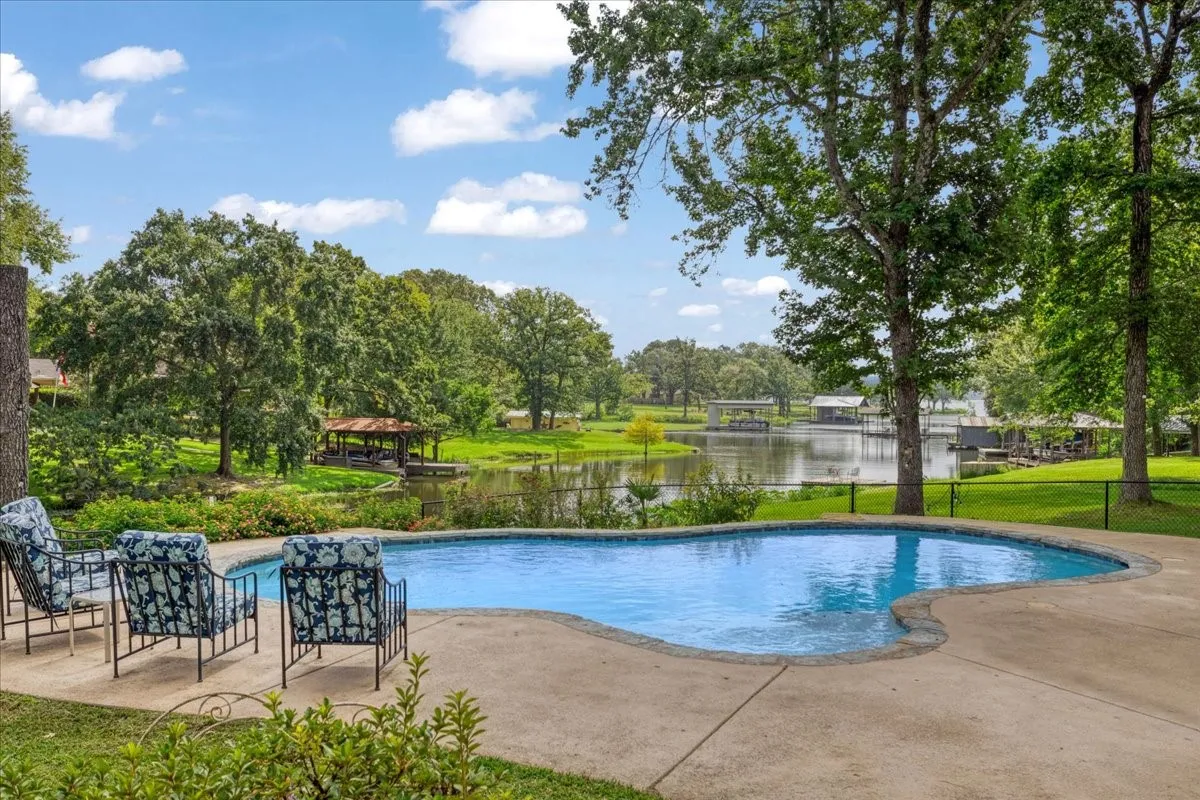 Single Family Residence For Sale in Henderson County , 6130 Peninsula Circle, Athens, Texas 75752, 4 Bedroom, 3 Bathroom, 4 Garage spaces, 3,994 Sqft, built in 2003, Preowned, mls#21235880, Real Estate Agent in Athens, Homes For Sale in Henderson county, Homes For Sale in Athens, Realtor in Athens Texas, Real Estate Brokerage Independent Realty Texas, Luminita Cordes Realtor