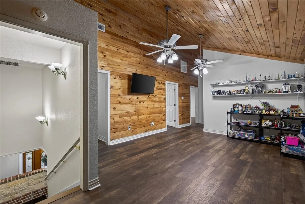 Single Family Residence For Sale in Henderson County , 6130 Peninsula Circle, Athens, Texas 75752, 4 Bedroom, 3 Bathroom, 4 Garage spaces, 3,994 Sqft, built in 2003, Preowned, mls#21235880, Real Estate Agent in Athens, Homes For Sale in Henderson county, Homes For Sale in Athens, Realtor in Athens Texas, Real Estate Brokerage Independent Realty Texas, Luminita Cordes Realtor