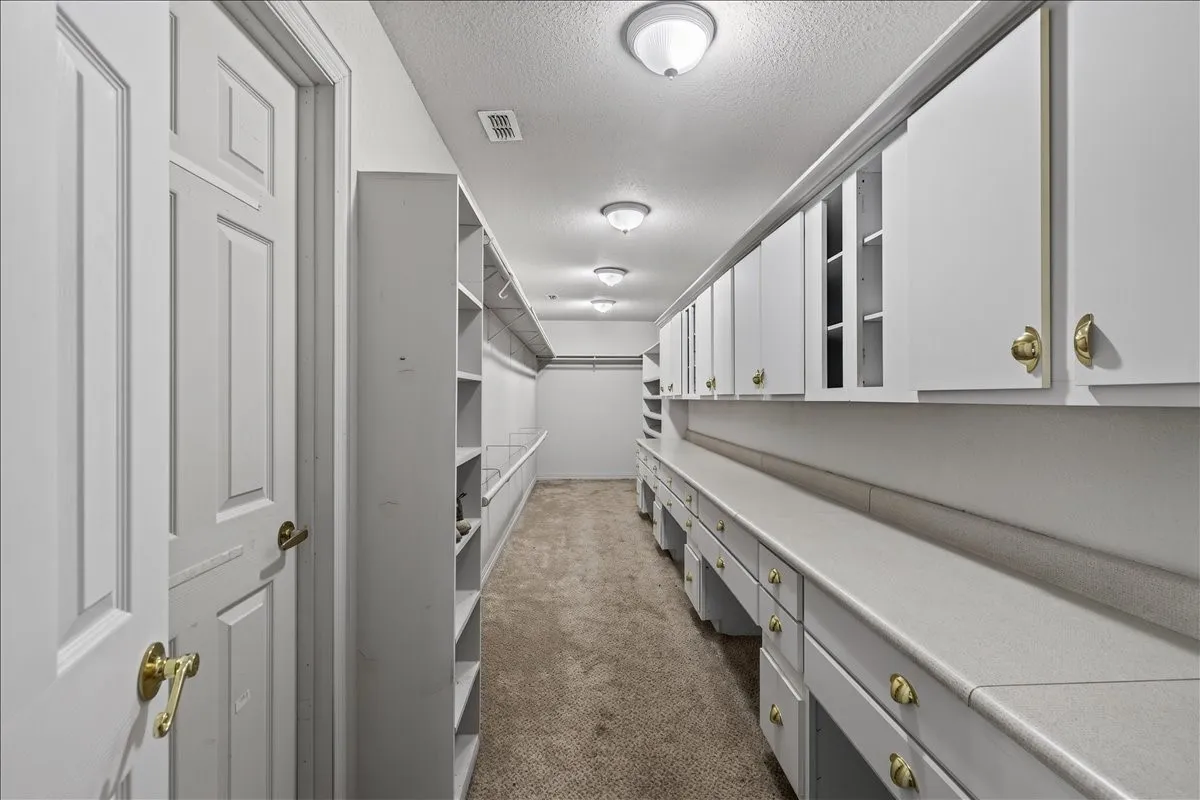 Single Family Residence For Sale in Henderson County , 6130 Peninsula Circle, Athens, Texas 75752, 4 Bedroom, 3 Bathroom, 4 Garage spaces, 3,994 Sqft, built in 2003, Preowned, mls#21235880, Real Estate Agent in Athens, Homes For Sale in Henderson county, Homes For Sale in Athens, Realtor in Athens Texas, Real Estate Brokerage Independent Realty Texas, Luminita Cordes Realtor