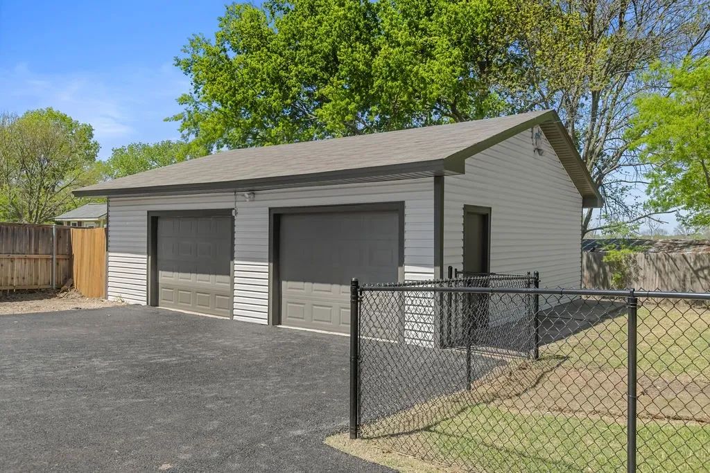Single Family Residence For Sale in Grayson County , 95 Tate Circle, Sherman, Texas 75090, 3 Bedroom, 2 Bathroom, 2 Garage spaces, 1,433 Sqft, built in 1970, mls#21233342, Real Estate Agent in Sherman, Homes For Sale in Grayson county, Homes For Sale in Sherman, Realtor in Sherman Texas, Real Estate Brokerage Independent Realty Texas, Luminita Cordes Realtor