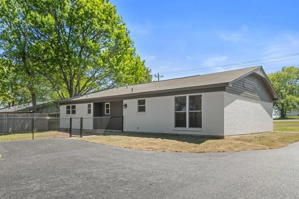 Single Family Residence For Sale in Grayson County , 95 Tate Circle, Sherman, Texas 75090, 3 Bedroom, 2 Bathroom, 2 Garage spaces, 1,433 Sqft, built in 1970, mls#21233342, Real Estate Agent in Sherman, Homes For Sale in Grayson county, Homes For Sale in Sherman, Realtor in Sherman Texas, Real Estate Brokerage Independent Realty Texas, Luminita Cordes Realtor