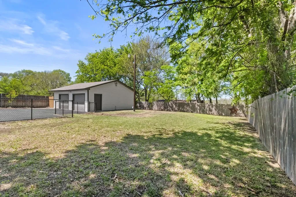 Single Family Residence For Sale in Grayson County , 95 Tate Circle, Sherman, Texas 75090, 3 Bedroom, 2 Bathroom, 2 Garage spaces, 1,433 Sqft, built in 1970, mls#21233342, Real Estate Agent in Sherman, Homes For Sale in Grayson county, Homes For Sale in Sherman, Realtor in Sherman Texas, Real Estate Brokerage Independent Realty Texas, Luminita Cordes Realtor