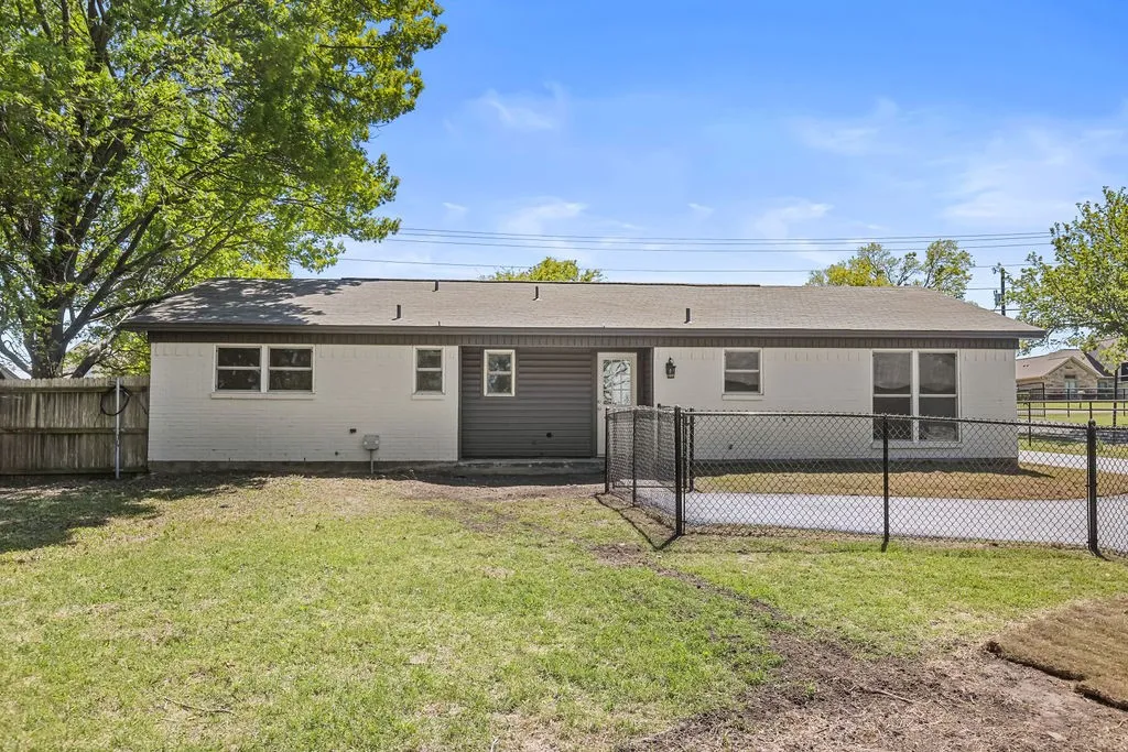 Single Family Residence For Sale in Grayson County , 95 Tate Circle, Sherman, Texas 75090, 3 Bedroom, 2 Bathroom, 2 Garage spaces, 1,433 Sqft, built in 1970, mls#21233342, Real Estate Agent in Sherman, Homes For Sale in Grayson county, Homes For Sale in Sherman, Realtor in Sherman Texas, Real Estate Brokerage Independent Realty Texas, Luminita Cordes Realtor