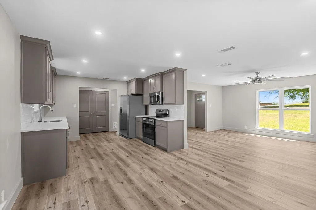 Single Family Residence For Sale in Grayson County , 95 Tate Circle, Sherman, Texas 75090, 3 Bedroom, 2 Bathroom, 2 Garage spaces, 1,433 Sqft, built in 1970, mls#21233342, Real Estate Agent in Sherman, Homes For Sale in Grayson county, Homes For Sale in Sherman, Realtor in Sherman Texas, Real Estate Brokerage Independent Realty Texas, Luminita Cordes Realtor