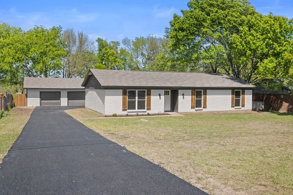 Single Family Residence For Sale in Grayson County , 95 Tate Circle, Sherman, Texas 75090, 3 Bedroom, 2 Bathroom, 2 Garage spaces, 1,433 Sqft, built in 1970, mls#21233342, Real Estate Agent in Sherman, Homes For Sale in Grayson county, Homes For Sale in Sherman, Realtor in Sherman Texas, Real Estate Brokerage Independent Realty Texas, Luminita Cordes Realtor