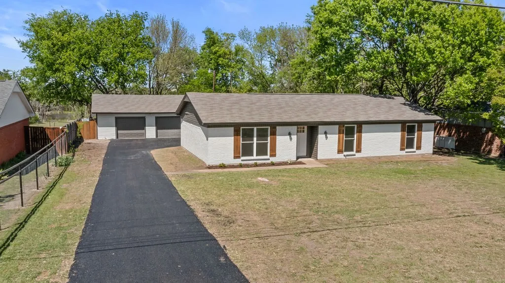 Single Family Residence For Sale in Grayson County , 95 Tate Circle, Sherman, Texas 75090, 3 Bedroom, 2 Bathroom, 2 Garage spaces, 1,433 Sqft, built in 1970, mls#21233342, Real Estate Agent in Sherman, Homes For Sale in Grayson county, Homes For Sale in Sherman, Realtor in Sherman Texas, Real Estate Brokerage Independent Realty Texas, Luminita Cordes Realtor