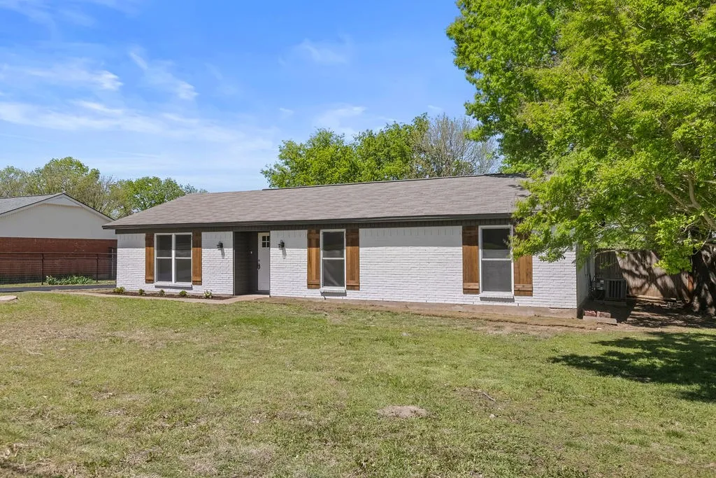 Single Family Residence For Sale in Grayson County , 95 Tate Circle, Sherman, Texas 75090, 3 Bedroom, 2 Bathroom, 2 Garage spaces, 1,433 Sqft, built in 1970, mls#21233342, Real Estate Agent in Sherman, Homes For Sale in Grayson county, Homes For Sale in Sherman, Realtor in Sherman Texas, Real Estate Brokerage Independent Realty Texas, Luminita Cordes Realtor