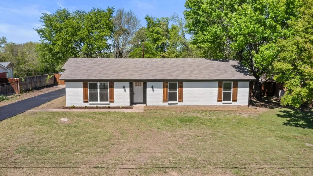 Single Family Residence For Sale in Grayson County , 95 Tate Circle, Sherman, Texas 75090, 3 Bedroom, 2 Bathroom, 2 Garage spaces, 1,433 Sqft, built in 1970, mls#21233342, Real Estate Agent in Sherman, Homes For Sale in Grayson county, Homes For Sale in Sherman, Realtor in Sherman Texas, Real Estate Brokerage Independent Realty Texas, Luminita Cordes Realtor