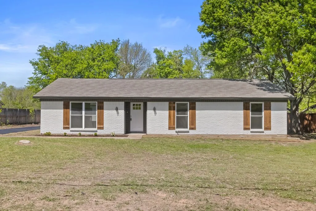 Single Family Residence For Sale in Grayson County , 95 Tate Circle, Sherman, Texas 75090, 3 Bedroom, 2 Bathroom, 2 Garage spaces, 1,433 Sqft, built in 1970, mls#21233342, Real Estate Agent in Sherman, Homes For Sale in Grayson county, Homes For Sale in Sherman, Realtor in Sherman Texas, Real Estate Brokerage Independent Realty Texas, Luminita Cordes Realtor