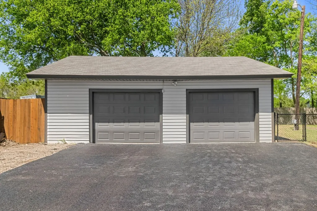 Single Family Residence For Sale in Grayson County , 95 Tate Circle, Sherman, Texas 75090, 3 Bedroom, 2 Bathroom, 2 Garage spaces, 1,433 Sqft, built in 1970, mls#21233342, Real Estate Agent in Sherman, Homes For Sale in Grayson county, Homes For Sale in Sherman, Realtor in Sherman Texas, Real Estate Brokerage Independent Realty Texas, Luminita Cordes Realtor