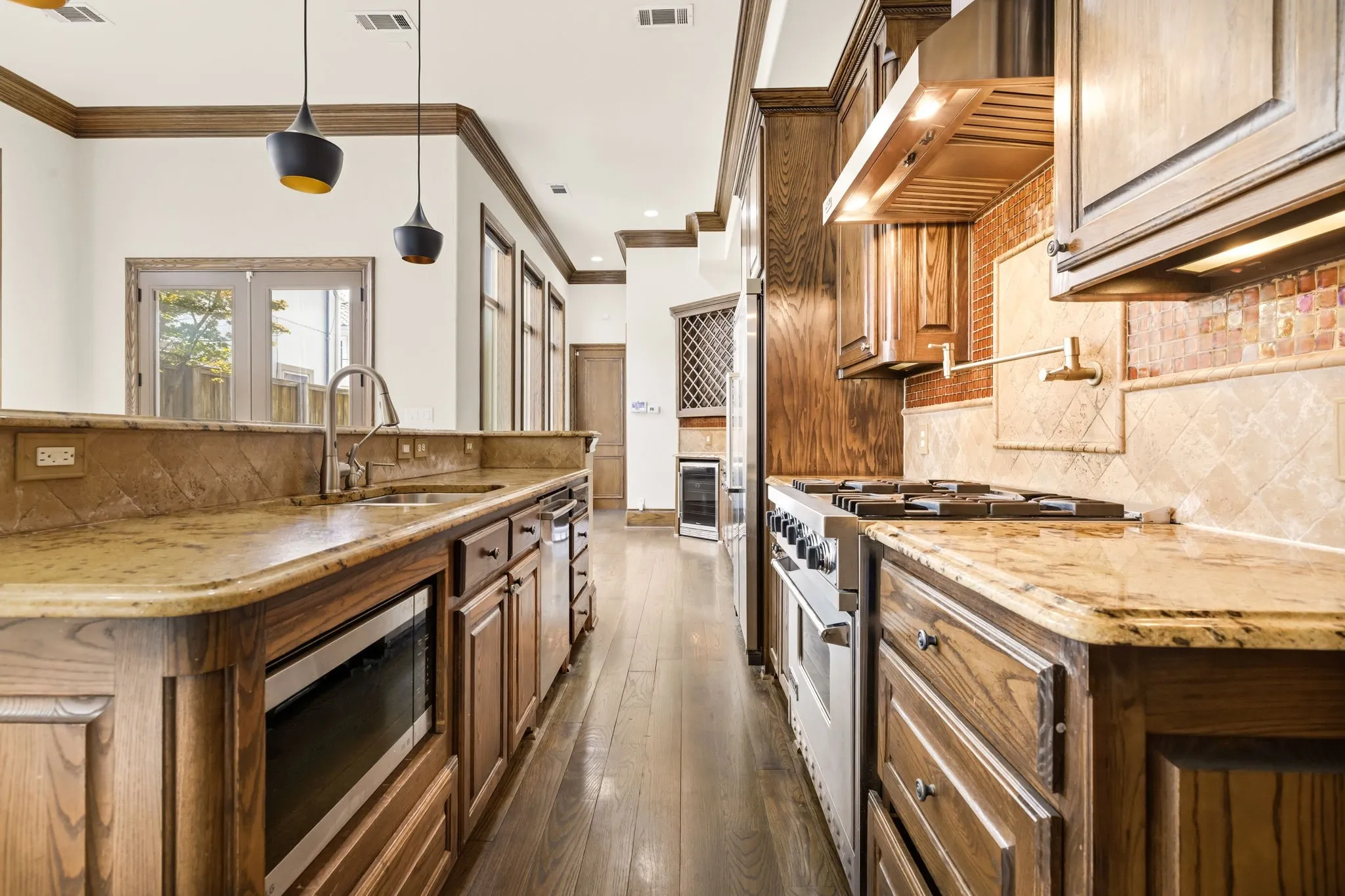 Single Family Residence For Sale in Dallas County , 4138 Prescott Avenue, Dallas, Texas 75219, 4 Bedroom, 5 Bathroom, 2 Garage spaces, 3,477 Sqft, built in 2006, Preowned, mls#21222037, Real Estate Agent in Dallas, Homes For Sale in Dallas county, Homes For Sale in Dallas, Realtor in Dallas Texas, Real Estate Brokerage Independent Realty Texas, Luminita Cordes Realtor