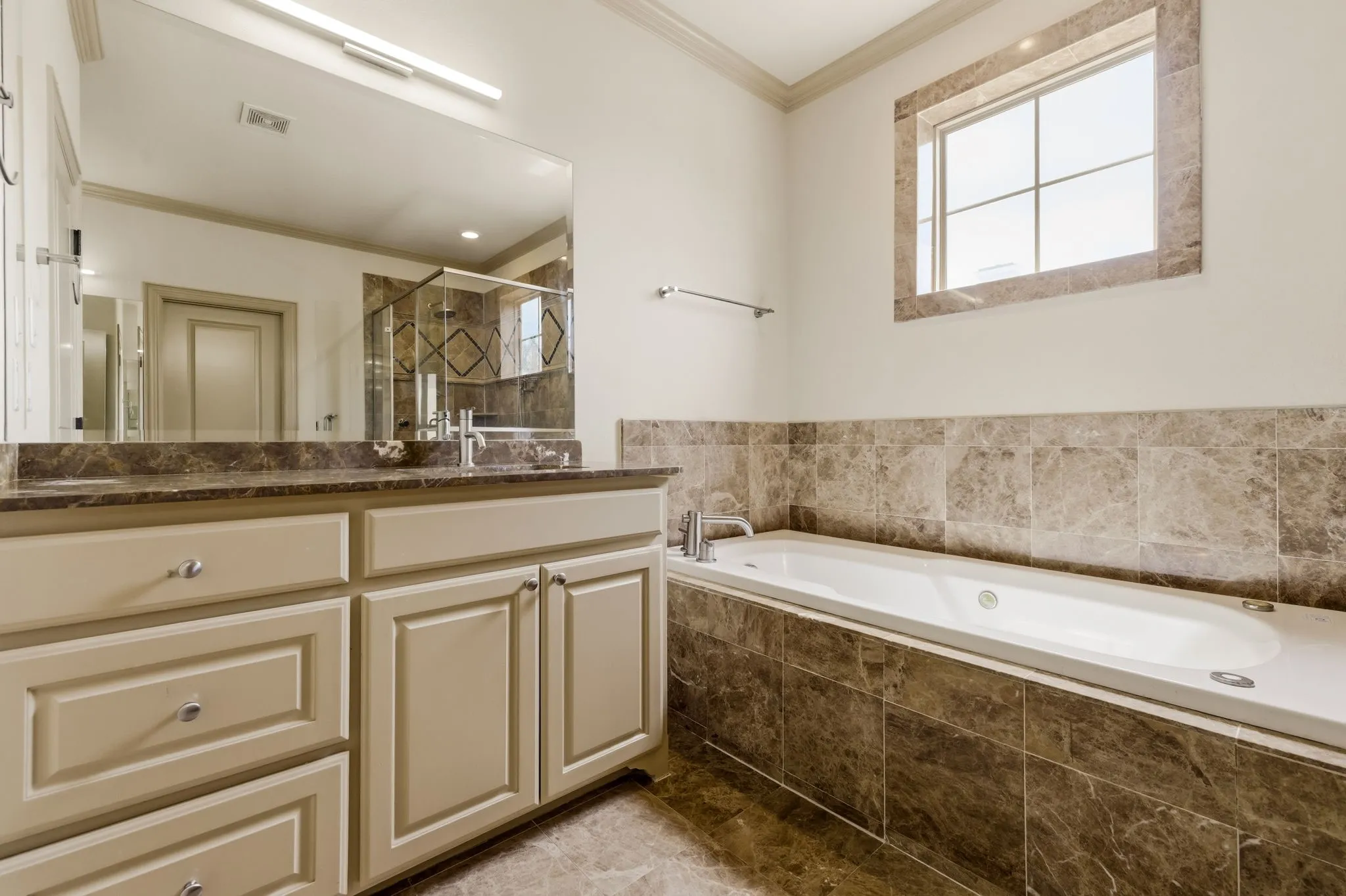 Single Family Residence For Sale in Dallas County , 4138 Prescott Avenue, Dallas, Texas 75219, 4 Bedroom, 5 Bathroom, 2 Garage spaces, 3,477 Sqft, built in 2006, Preowned, mls#21222037, Real Estate Agent in Dallas, Homes For Sale in Dallas county, Homes For Sale in Dallas, Realtor in Dallas Texas, Real Estate Brokerage Independent Realty Texas, Luminita Cordes Realtor