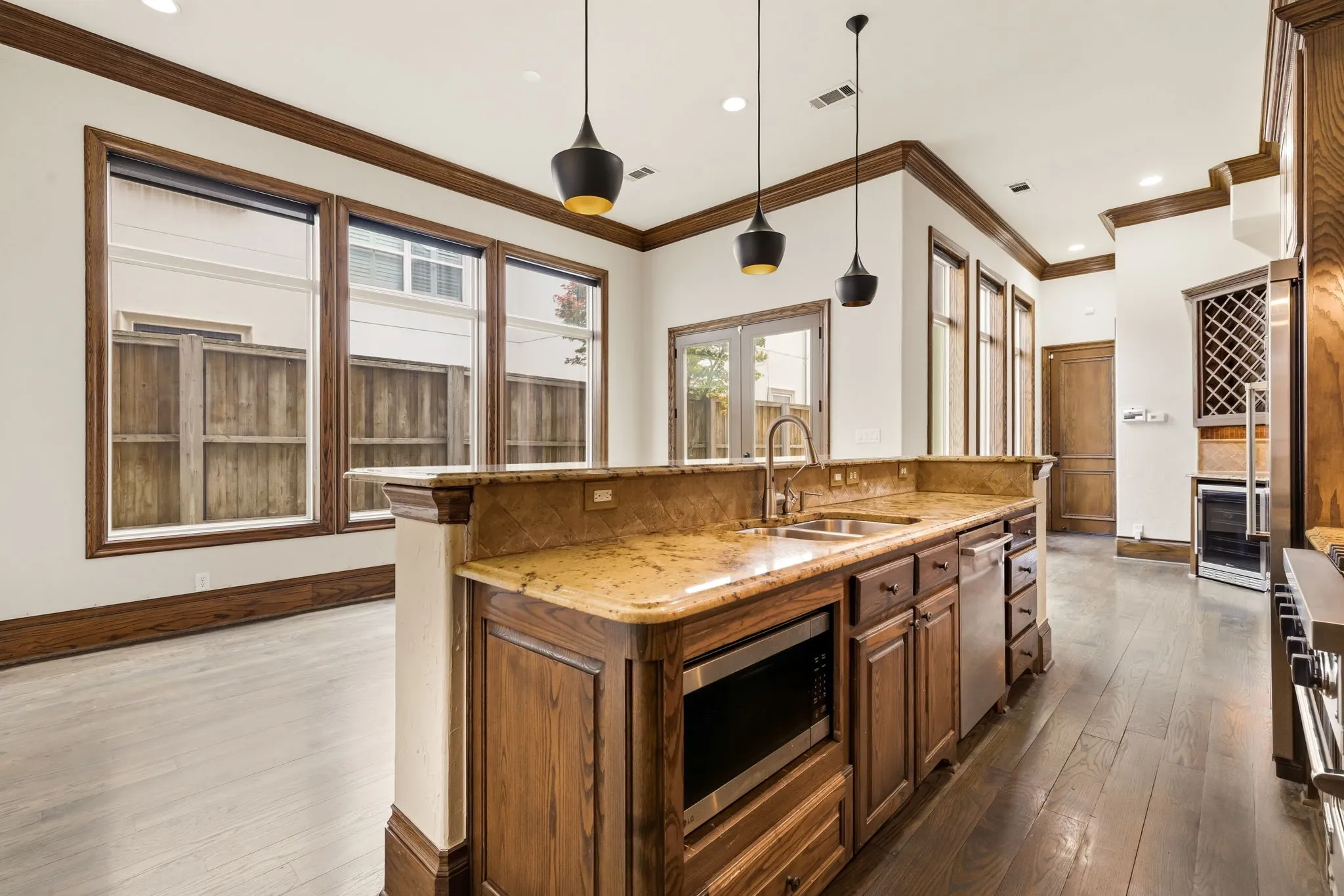 Single Family Residence For Sale in Dallas County , 4138 Prescott Avenue, Dallas, Texas 75219, 4 Bedroom, 5 Bathroom, 2 Garage spaces, 3,477 Sqft, built in 2006, Preowned, mls#21222037, Real Estate Agent in Dallas, Homes For Sale in Dallas county, Homes For Sale in Dallas, Realtor in Dallas Texas, Real Estate Brokerage Independent Realty Texas, Luminita Cordes Realtor