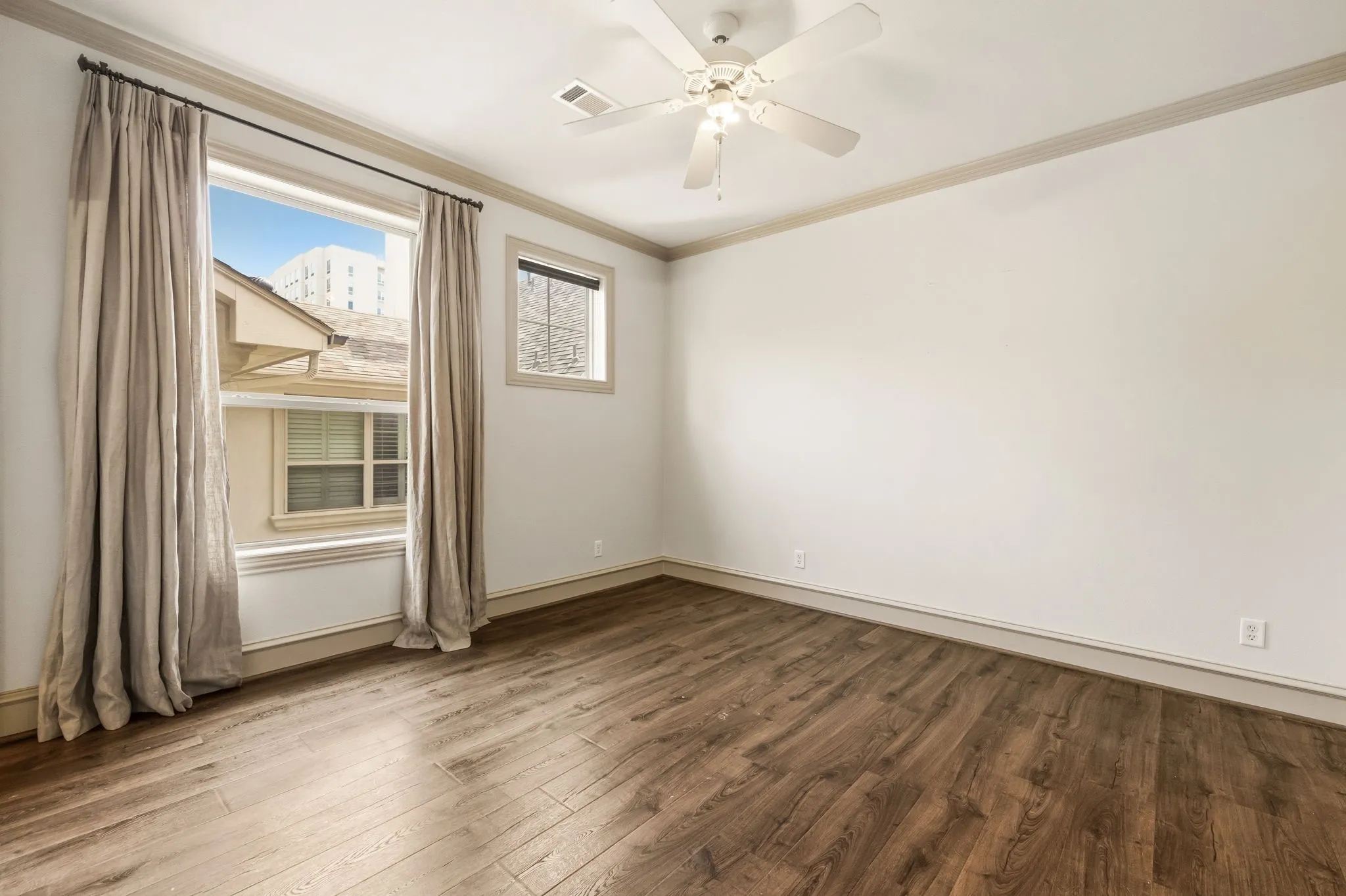 Single Family Residence For Sale in Dallas County , 4138 Prescott Avenue, Dallas, Texas 75219, 4 Bedroom, 5 Bathroom, 2 Garage spaces, 3,477 Sqft, built in 2006, Preowned, mls#21222037, Real Estate Agent in Dallas, Homes For Sale in Dallas county, Homes For Sale in Dallas, Realtor in Dallas Texas, Real Estate Brokerage Independent Realty Texas, Luminita Cordes Realtor