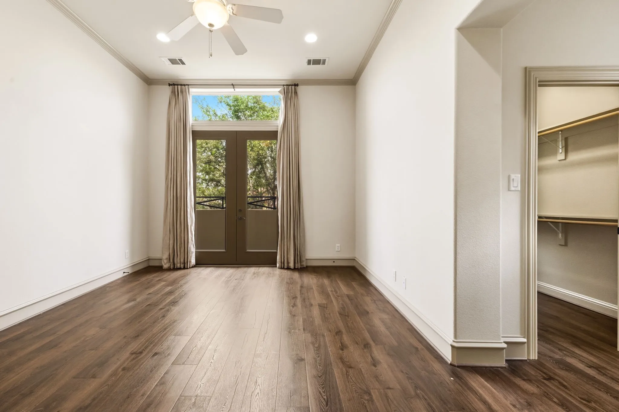 Single Family Residence For Sale in Dallas County , 4138 Prescott Avenue, Dallas, Texas 75219, 4 Bedroom, 5 Bathroom, 2 Garage spaces, 3,477 Sqft, built in 2006, Preowned, mls#21222037, Real Estate Agent in Dallas, Homes For Sale in Dallas county, Homes For Sale in Dallas, Realtor in Dallas Texas, Real Estate Brokerage Independent Realty Texas, Luminita Cordes Realtor