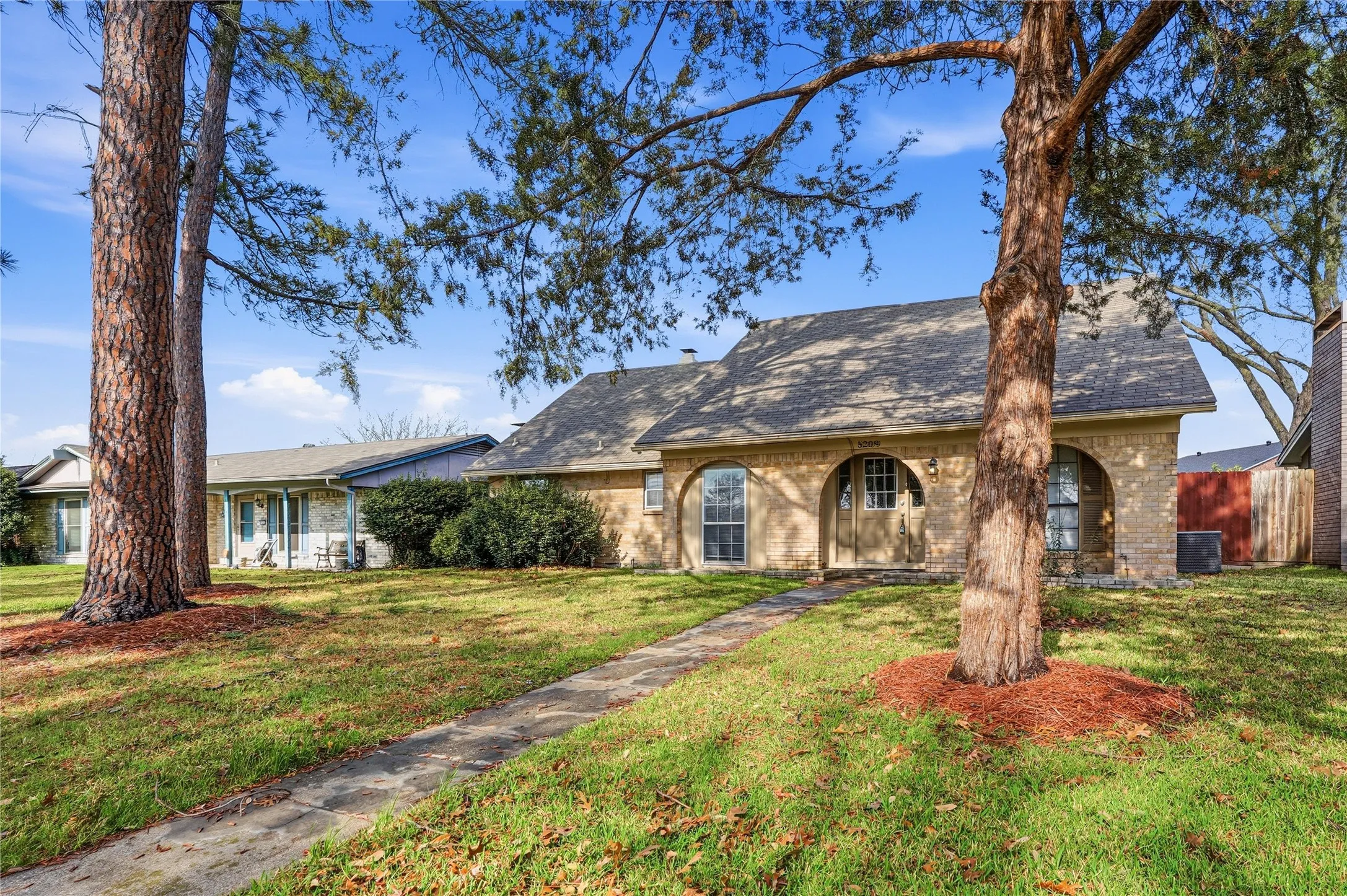 Single Family Residence For Rent in Dallas County , 5209 Daytona Drive, Garland, Texas 75043, 4 Bedroom, 2 Bathroom, Garage spaces, 2,238 Sqft, built in 1972, Preowned, mls#21235784, Real Estate Agent in Garland, Homes For Rent in Dallas county, Homes For Rent in Garland, Realtor in Garland Texas, Real Estate Brokerage Independent Realty Texas, Luminita Cordes Realtor