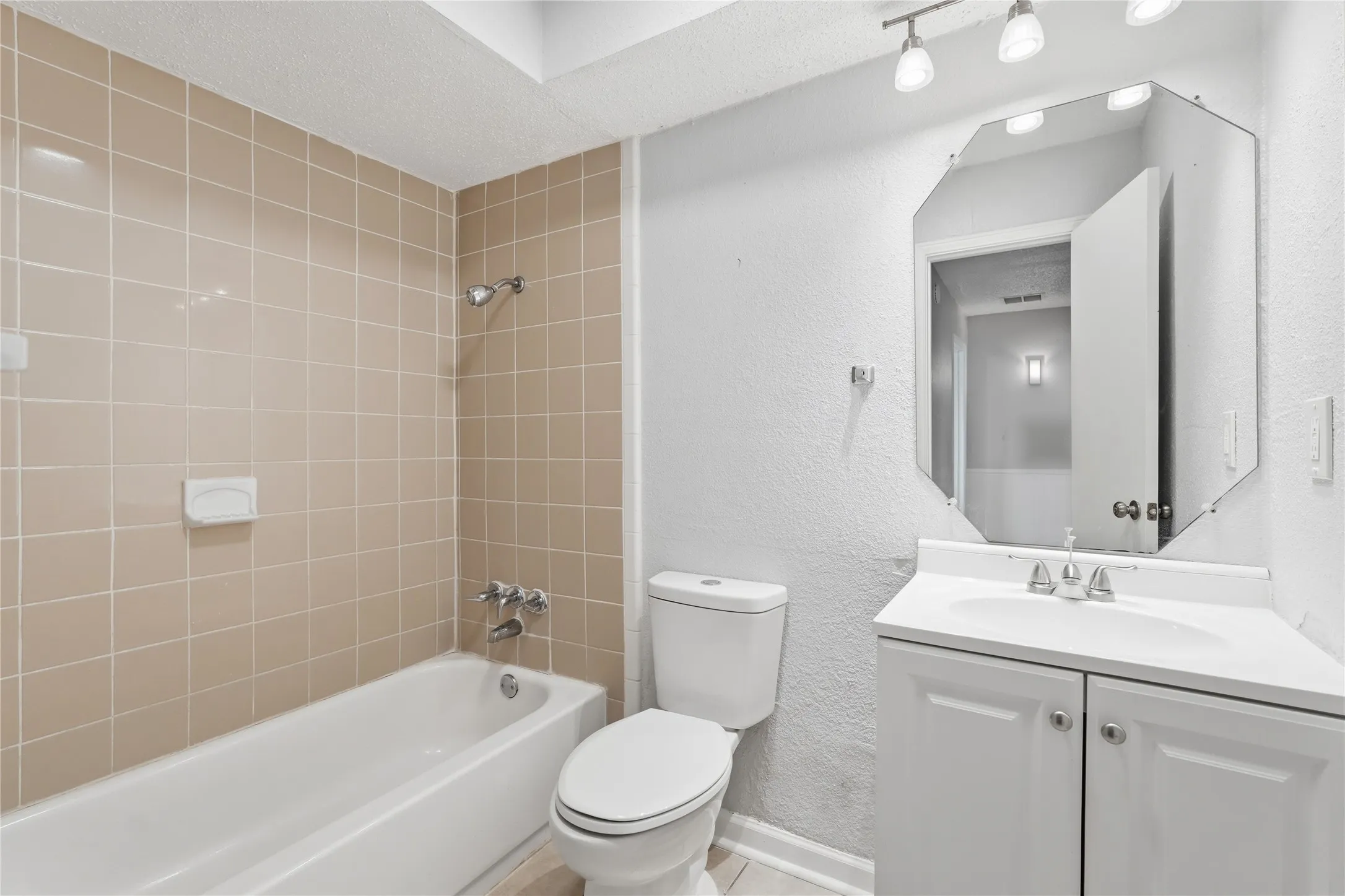 Single Family Residence For Rent in Dallas County , 5209 Daytona Drive, Garland, Texas 75043, 4 Bedroom, 2 Bathroom, Garage spaces, 2,238 Sqft, built in 1972, Preowned, mls#21235784, Real Estate Agent in Garland, Homes For Rent in Dallas county, Homes For Rent in Garland, Realtor in Garland Texas, Real Estate Brokerage Independent Realty Texas, Luminita Cordes Realtor