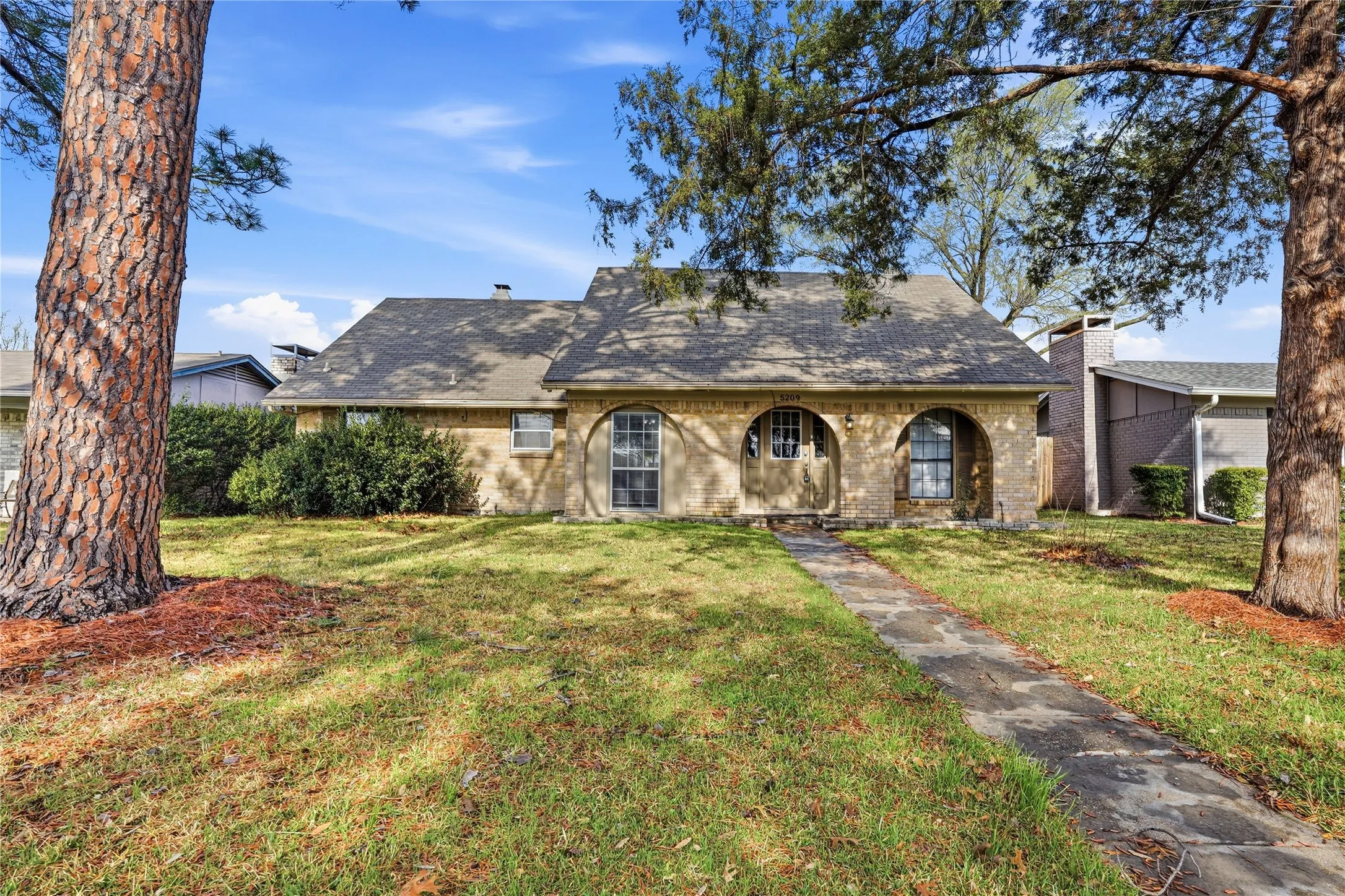 Single Family Residence For Rent in Dallas County , 5209 Daytona Drive, Garland, Texas 75043, 4 Bedroom, 2 Bathroom, Garage spaces, 2,238 Sqft, built in 1972, Preowned, mls#21235784, Real Estate Agent in Garland, Homes For Rent in Dallas county, Homes For Rent in Garland, Realtor in Garland Texas, Real Estate Brokerage Independent Realty Texas, Luminita Cordes Realtor