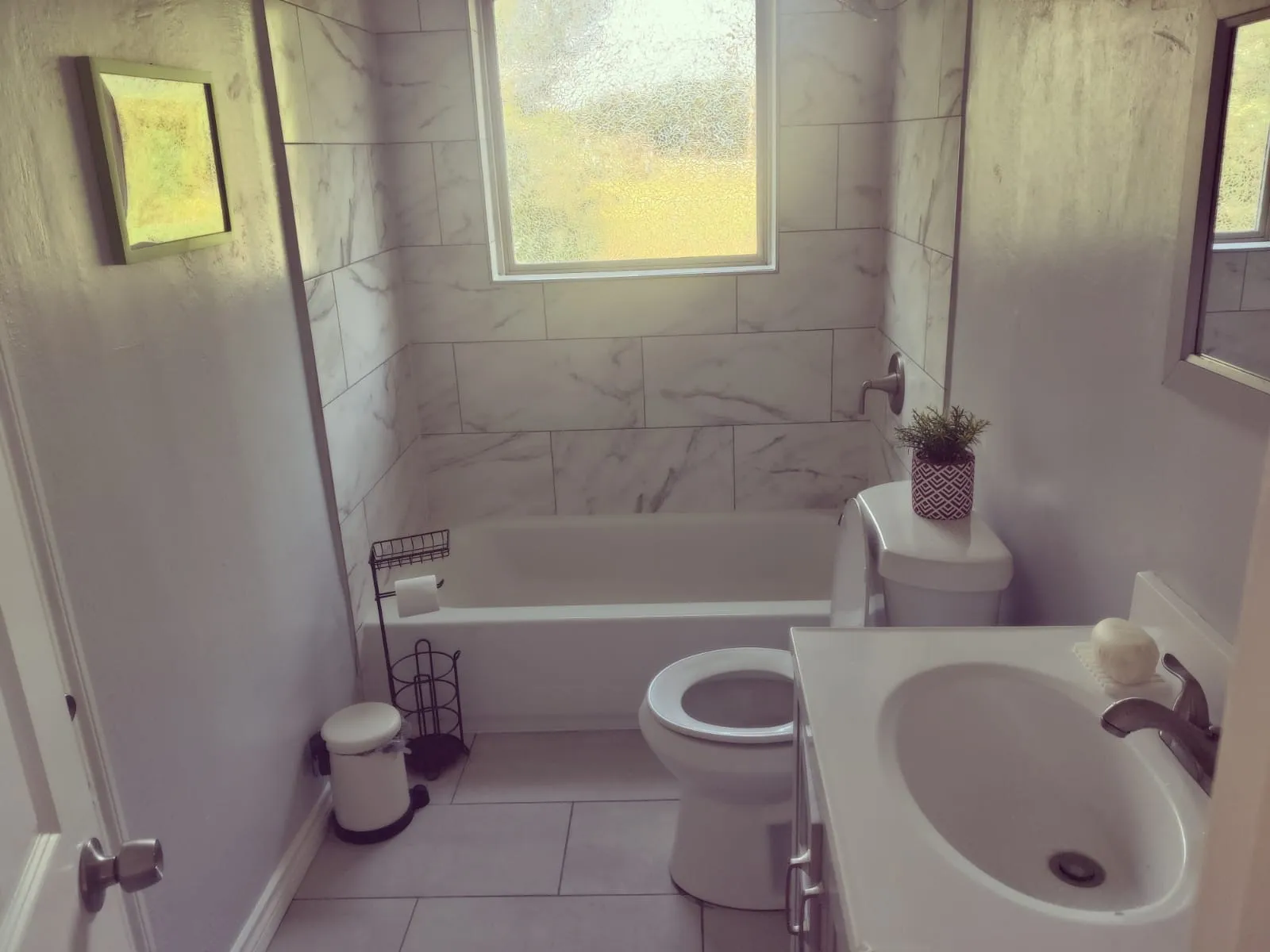 Full bathroom in hallway