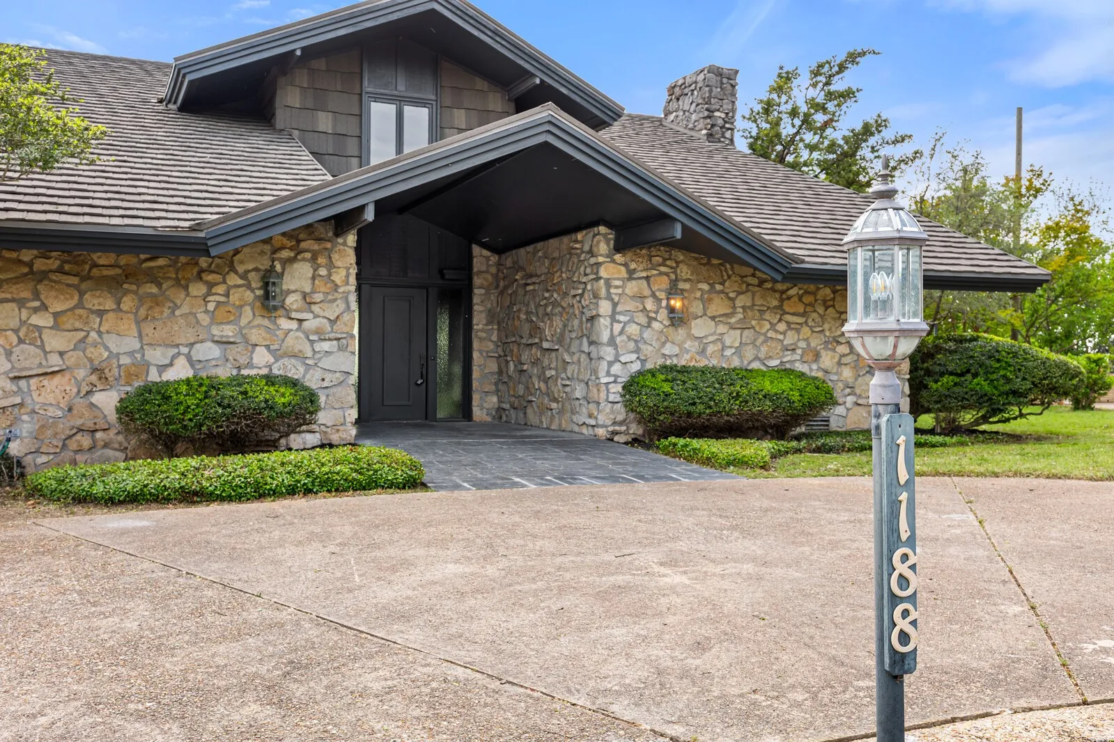 Single Family Residence For Sale in Mc Lennan County , 1188 Windwood Lane, Woodway, Texas 76712, 3 Bedroom, 3 Bathroom, 2 Garage spaces, 4,517 Sqft, built in 1969, mls#21232067, Real Estate Agent in Woodway, Homes For Sale in Mc Lennan county, Homes For Sale in Woodway, Realtor in Woodway Texas, Real Estate Brokerage Independent Realty Texas, Luminita Cordes Realtor