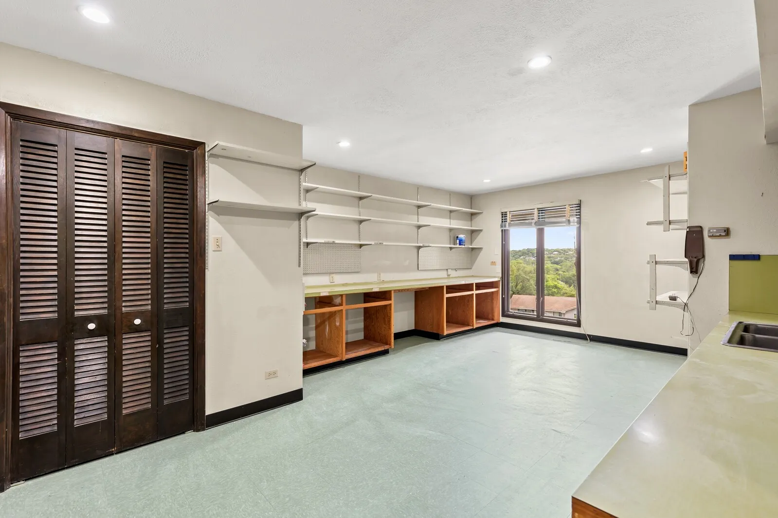 Single Family Residence For Sale in Mc Lennan County , 1188 Windwood Lane, Woodway, Texas 76712, 3 Bedroom, 3 Bathroom, 2 Garage spaces, 4,517 Sqft, built in 1969, mls#21232067, Real Estate Agent in Woodway, Homes For Sale in Mc Lennan county, Homes For Sale in Woodway, Realtor in Woodway Texas, Real Estate Brokerage Independent Realty Texas, Luminita Cordes Realtor