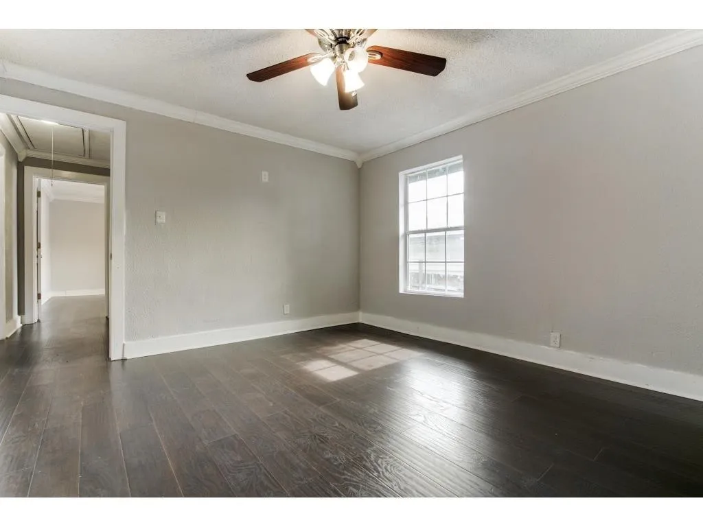 Single Family Residence For Sale in Dallas County , 126 Neches, Dallas, Texas 75208, 2 Bedroom, 1 Bathroom, Garage spaces, 912 Sqft, built in 1920, Preowned, mls#21233026, Real Estate Agent in Dallas, Homes For Sale in Dallas county, Homes For Sale in Dallas, Realtor in Dallas Texas, Real Estate Brokerage Independent Realty Texas, Luminita Cordes Realtor