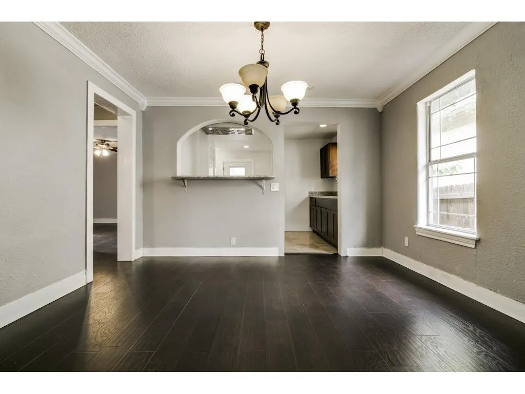 Single Family Residence For Sale in Dallas County , 126 Neches, Dallas, Texas 75208, 2 Bedroom, 1 Bathroom, Garage spaces, 912 Sqft, built in 1920, Preowned, mls#21233026, Real Estate Agent in Dallas, Homes For Sale in Dallas county, Homes For Sale in Dallas, Realtor in Dallas Texas, Real Estate Brokerage Independent Realty Texas, Luminita Cordes Realtor