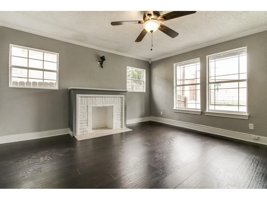 Single Family Residence For Sale in Dallas County , 126 Neches, Dallas, Texas 75208, 2 Bedroom, 1 Bathroom, Garage spaces, 912 Sqft, built in 1920, Preowned, mls#21233026, Real Estate Agent in Dallas, Homes For Sale in Dallas county, Homes For Sale in Dallas, Realtor in Dallas Texas, Real Estate Brokerage Independent Realty Texas, Luminita Cordes Realtor