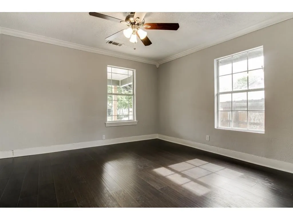 Single Family Residence For Sale in Dallas County , 126 Neches, Dallas, Texas 75208, 2 Bedroom, 1 Bathroom, Garage spaces, 912 Sqft, built in 1920, Preowned, mls#21233026, Real Estate Agent in Dallas, Homes For Sale in Dallas county, Homes For Sale in Dallas, Realtor in Dallas Texas, Real Estate Brokerage Independent Realty Texas, Luminita Cordes Realtor