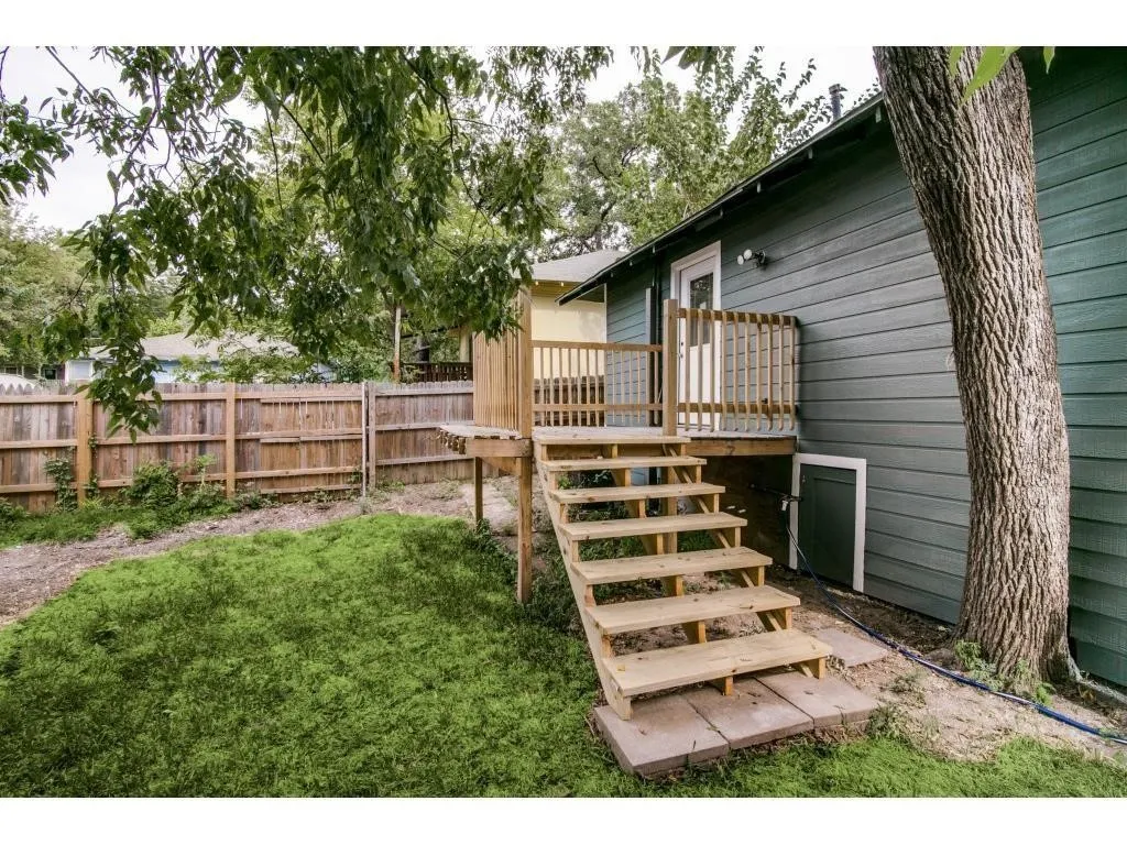Single Family Residence For Sale in Dallas County , 126 Neches, Dallas, Texas 75208, 2 Bedroom, 1 Bathroom, Garage spaces, 912 Sqft, built in 1920, Preowned, mls#21233026, Real Estate Agent in Dallas, Homes For Sale in Dallas county, Homes For Sale in Dallas, Realtor in Dallas Texas, Real Estate Brokerage Independent Realty Texas, Luminita Cordes Realtor